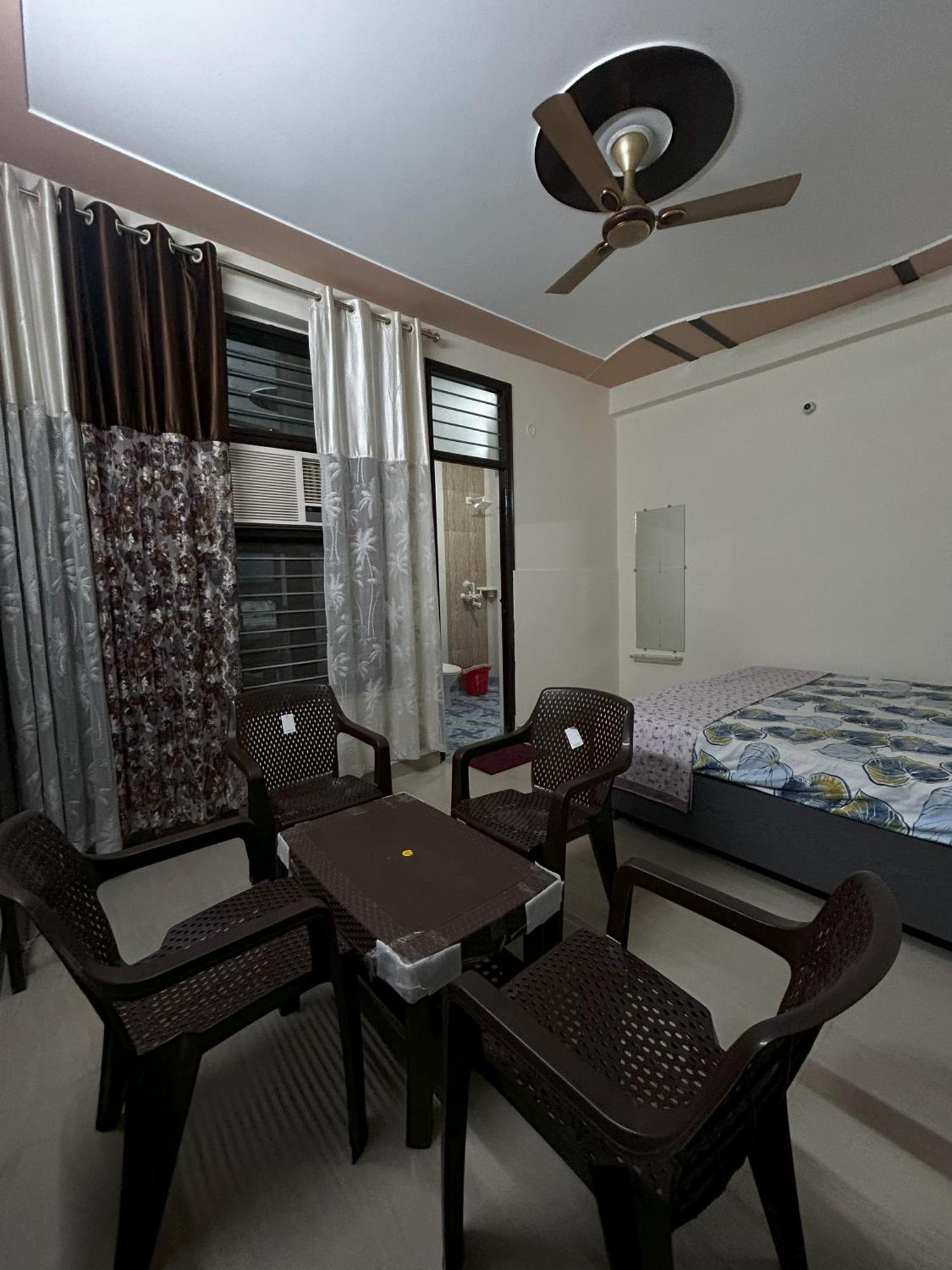 Jadon Near Prem Mandir Homestay *